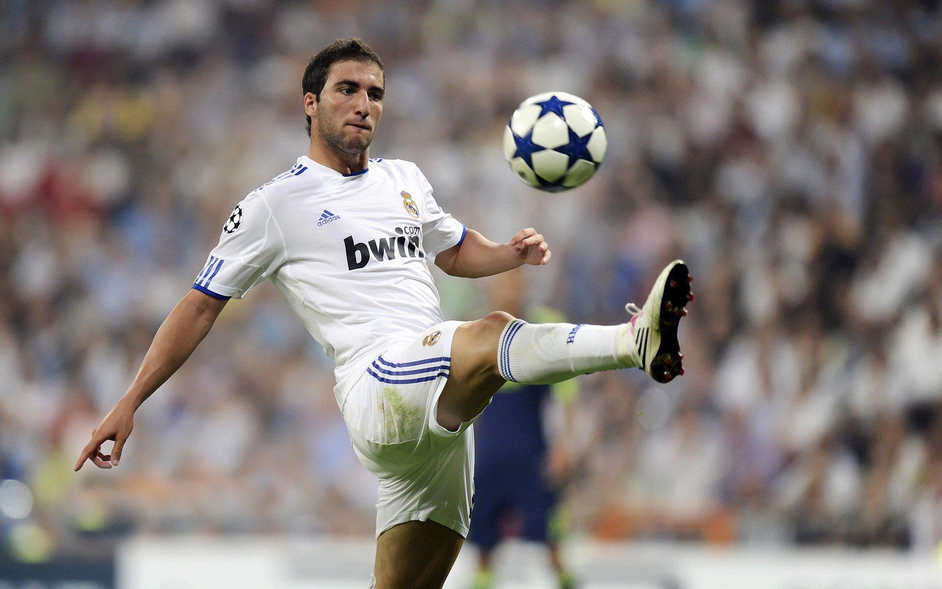 姆巴佩梅开二度助巴黎圣日耳曼领跑法甲，里昂惨遭四连败