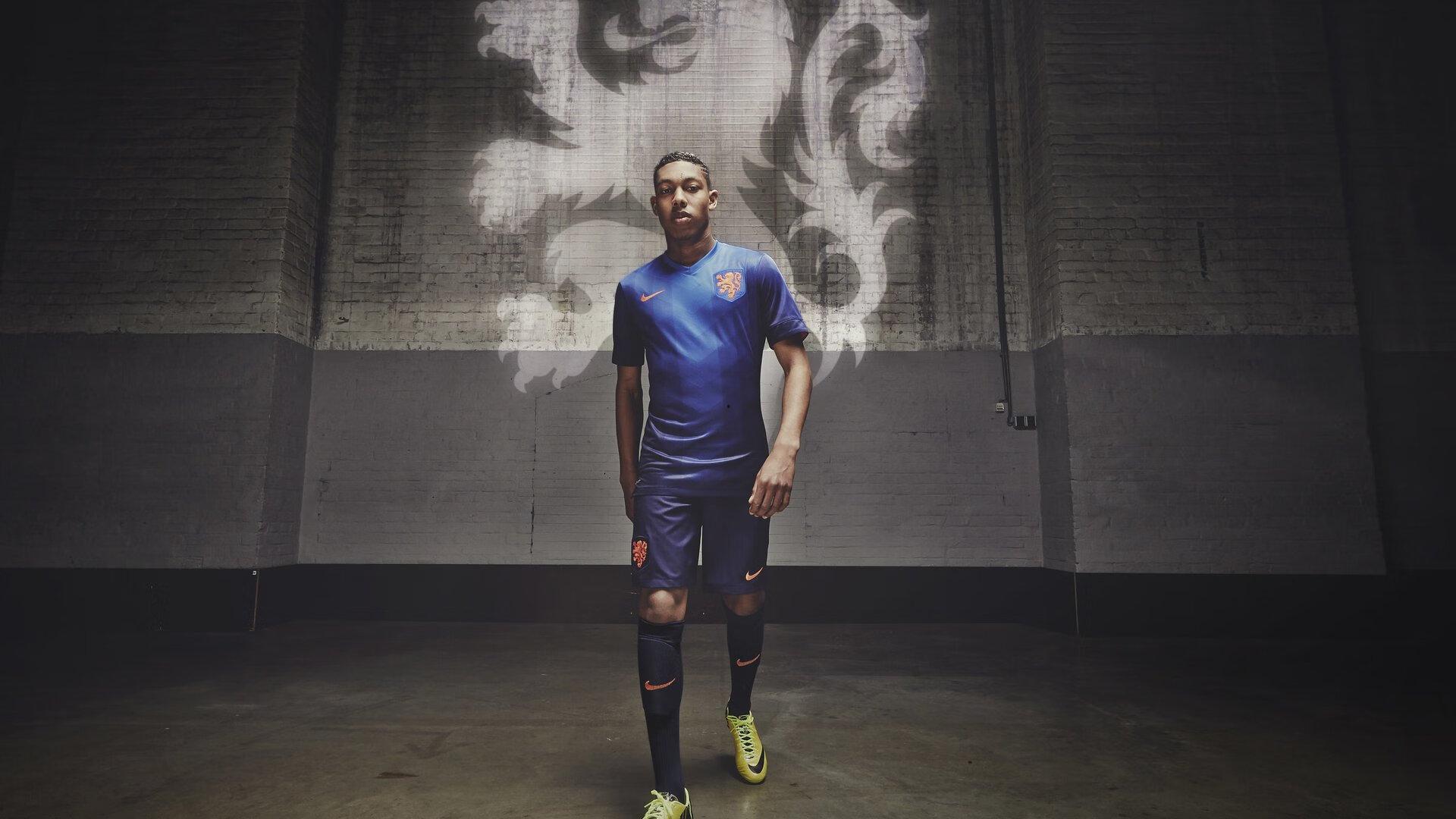 梅西第七次捧起金球奖 刷新历史纪录再创足坛传奇